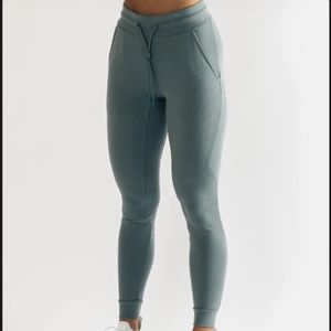 Alphalete IDENTITY JOGGERWomen's Fitted Single-Brushed 29" JoggerStorm Blue